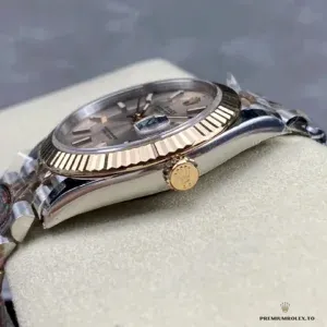 Jubilee bracelet detail in Oystersteel with rose gold plating