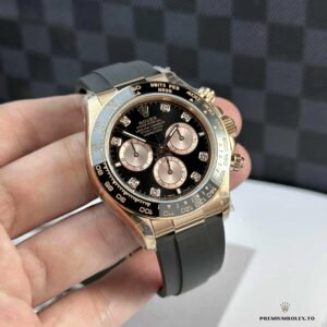 Oysterflex rubber bracelet and Oysterlock clasp on the rose gold Daytona