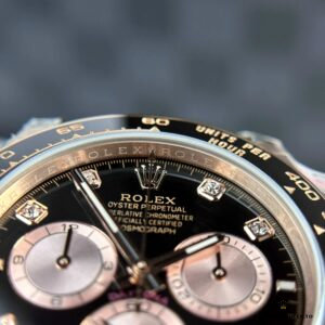 Chronograph pushers and screw-down crown on the 126515LN Everose gold-plated case