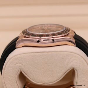 Crown and chronograph pushers on the Everose Daytona 126515LN