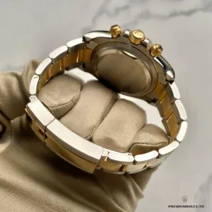 Engraved tachymeter numerals in yellow gold tone on the 126503 bezel edge
