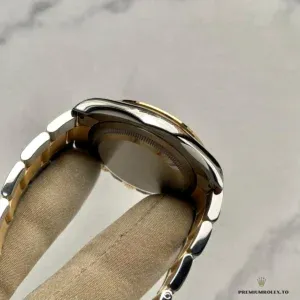 Caseback of the Daytona 126503 showing screw-down Oystersteel back