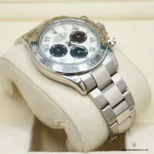 Close-up of black subdials contrasting against white ground on the 116509