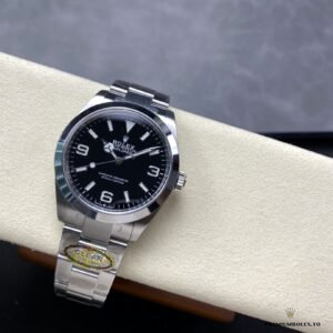 Explorer 224270 side profile showing smooth bezel and Oystersteel case