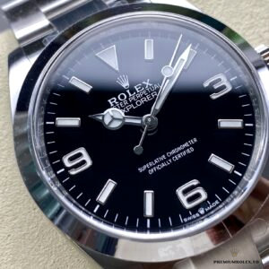 Close-up of Chromalight 3-6-9 numerals on the Explorer black dial