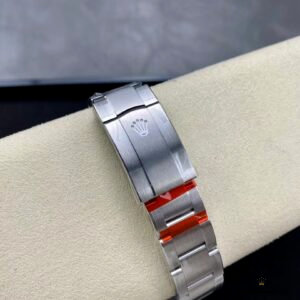 Full bracelet view of the OP 124300 showing link taper and clasp