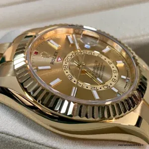 Side view of the Sky-Dweller 336938 showing 42mm case thickness in gold