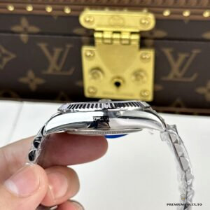 Concealed Crownclasp and Jubilee bracelet detail on the Sky-Dweller 336934