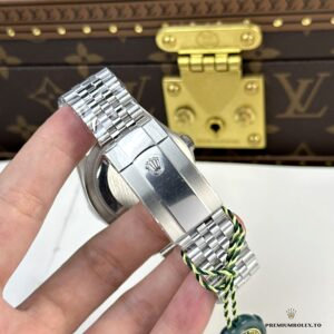 Full bracelet view showing Jubilee link pattern on the Sky-Dweller 336934