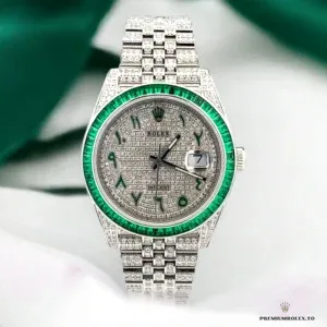 Oyster bracelet with diamond center links on the green bezel 126300 variant