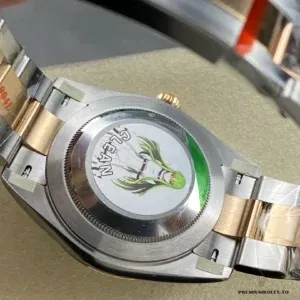 Crown and case side detail showing two-tone finishing