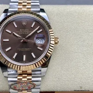 Angled shot showing five-link Jubilee bracelet and fluted bezel