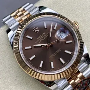 Side profile of 41mm two-tone case with Everose gold-plated bezel