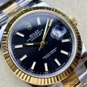 Fluted yellow gold-plated bezel seen from the side of the 41mm case