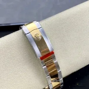 Wrist shot of Datejust 126333 Oyster bracelet in daylight