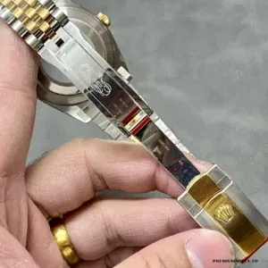 Bracelet taper from case to clasp on Jubilee two-tone