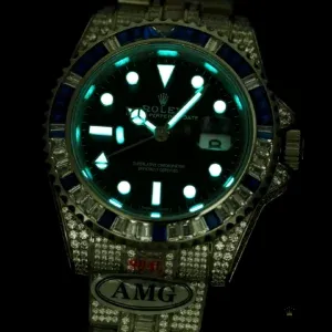Dial macro with 24-hour GMT triangle, luminous indices, and date window