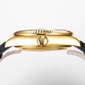 Oysterflex strap and Oysterlock clasp on the yellow gold Sky-Dweller