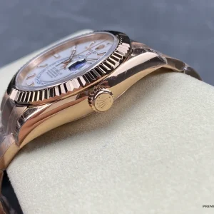 Caseback of the Sky-Dweller 336935 in Everose gold-plated screw-down construction