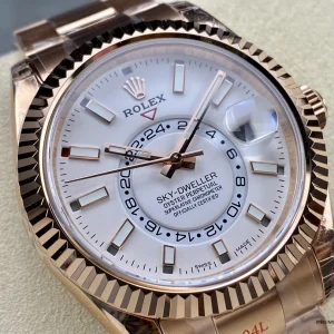 Fluted Everose gold-plated Ring Command bezel and crown on the 336935