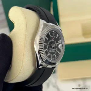 Side profile of the 336239 white gold-plated case with fluted bezel at 42mm