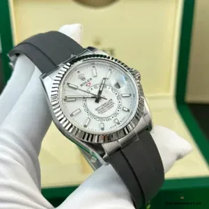 Close-up of intense white dial with applied white gold hour markers
