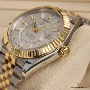 Close-up of the Jubilee bracelet two-tone links on the 336933
