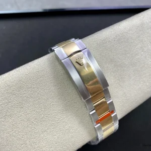 Full bracelet view of the Sky-Dweller 336933 Oyster in two-tone Rolesor