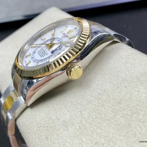 Off-centre date display and dial texture under angled light on the 336933
