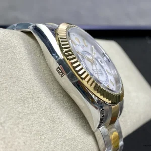 Ring Command bezel detail catching light on the 336933 yellow gold flutes