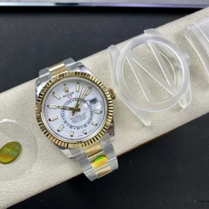 Two-tone Oyster bracelet flat links and Oysterclasp on the Sky-Dweller