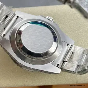Unidirectional bezel with 60-minute graduation and stones