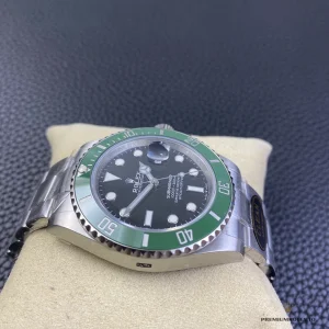 Oyster bracelet with Glidelock extension system on the Submariner 126610LV