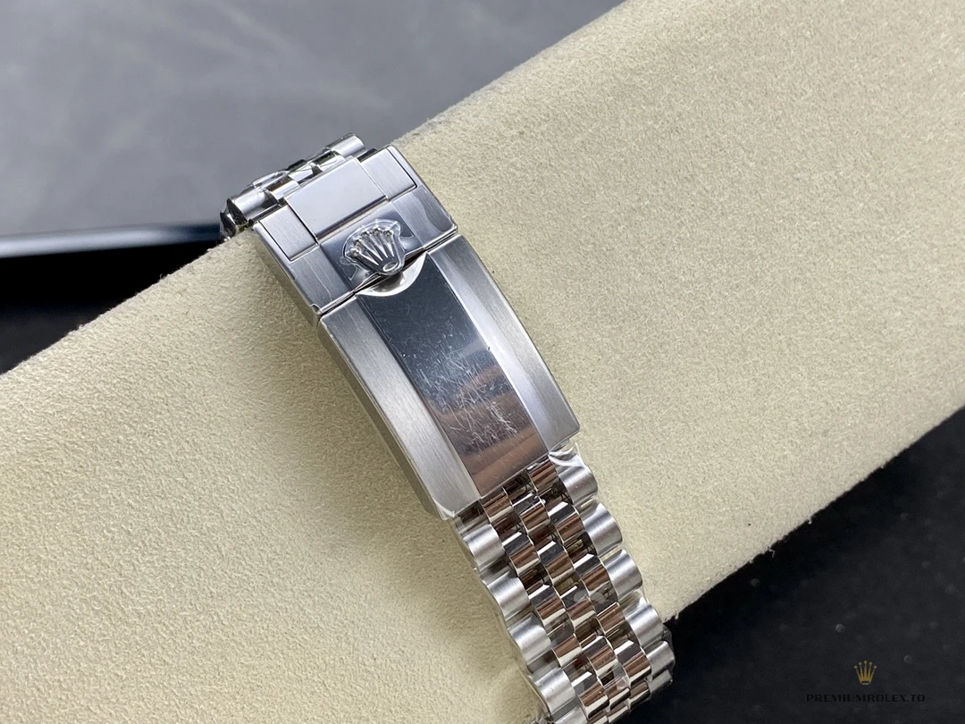 Replica Rolex GMT-Master II Bruce Wayne 126710GRNR Jubilee - Image 10