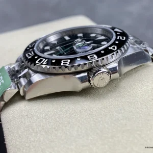 Cerachrom bezel transition point between green and black