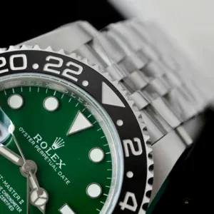 Cyclops lens and date window at three on the green dial