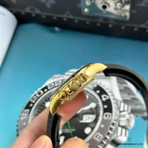 Black Cerachrom tachymeter bezel detail on yellow gold Daytona