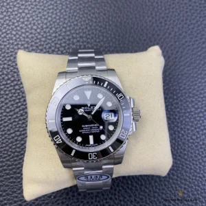 Full bracelet view of the 116610LN showing solid Oyster link construction