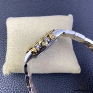 Oysterclasp detail on the two-tone Oyster bracelet of the 116523