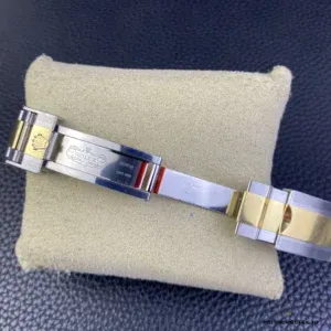 Crown and chronograph pushers on the Daytona 116523 two-tone case