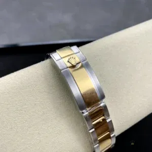 Tachymeter bezel close-up in yellow gold plating on the Cosmograph 116523