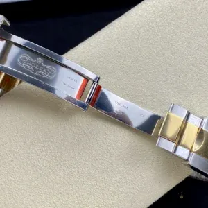 Daytona 116523 dial under natural light revealing subdial gold tone