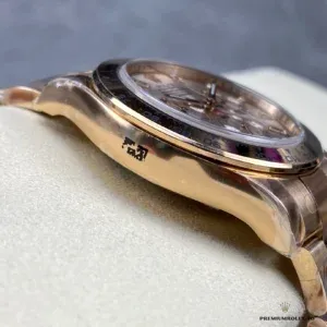 Everose gold-plated Oyster bracelet links and clasp on the Daytona 116505
