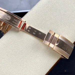 Daytona 116505 caseback showing Everose gold-plated construction