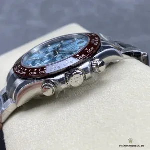Platinum-tone Oyster bracelet links and clasp detail on the Daytona 116506