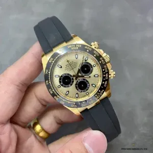 Daytona 116518LN at angle showing gold against black rubber contrast