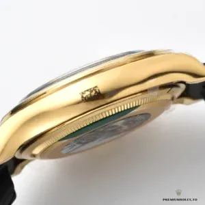 Yellow gold applied markers on the white lacquered dial surface