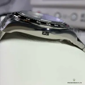 Chronograph pushers and crown on the white gold Daytona case side