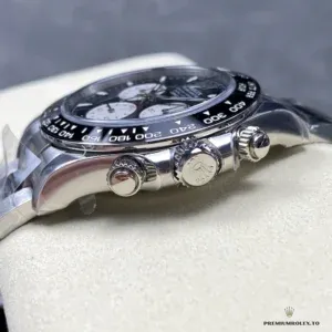 Oysterclasp mechanism and safety fold on the white gold Daytona bracelet