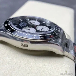Applied stick hour markers with luminescent fill on the black Daytona dial